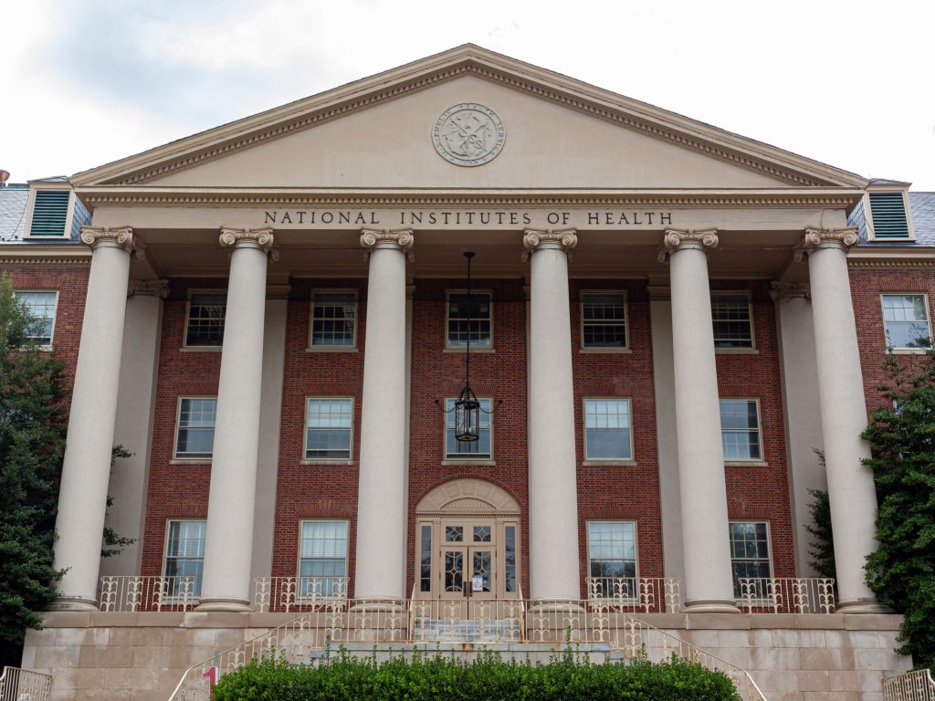 كاتب أميركي: ترامب يدمر 100 عام من الميزة التنافسية الأميركية في 100 يوم