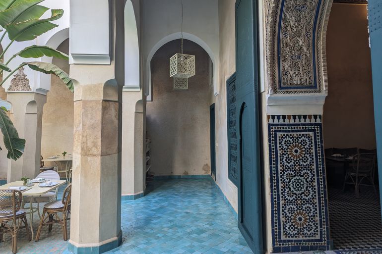 عبد الغني بلوط_ مراكش رياض مغربي _ أبواب مغربية تقليدية..jpg