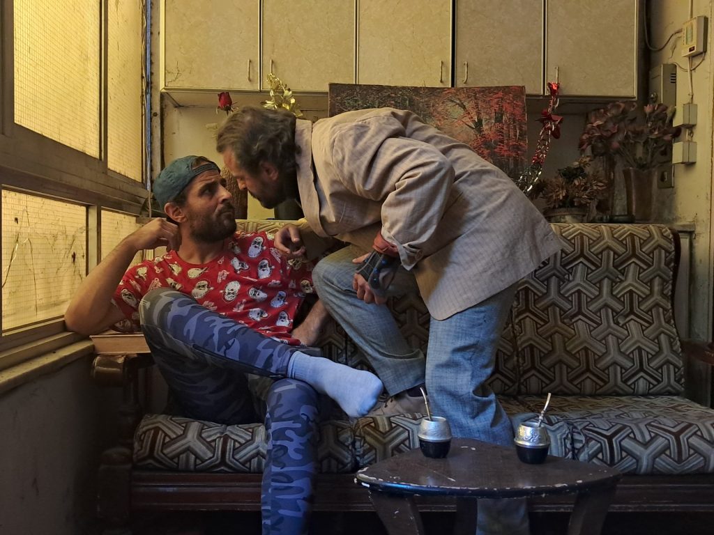 مسرحية “كل عارٍ وأنتم بخير” صرخة ضد القمع السوري في مشهد ثقافي يتعافى