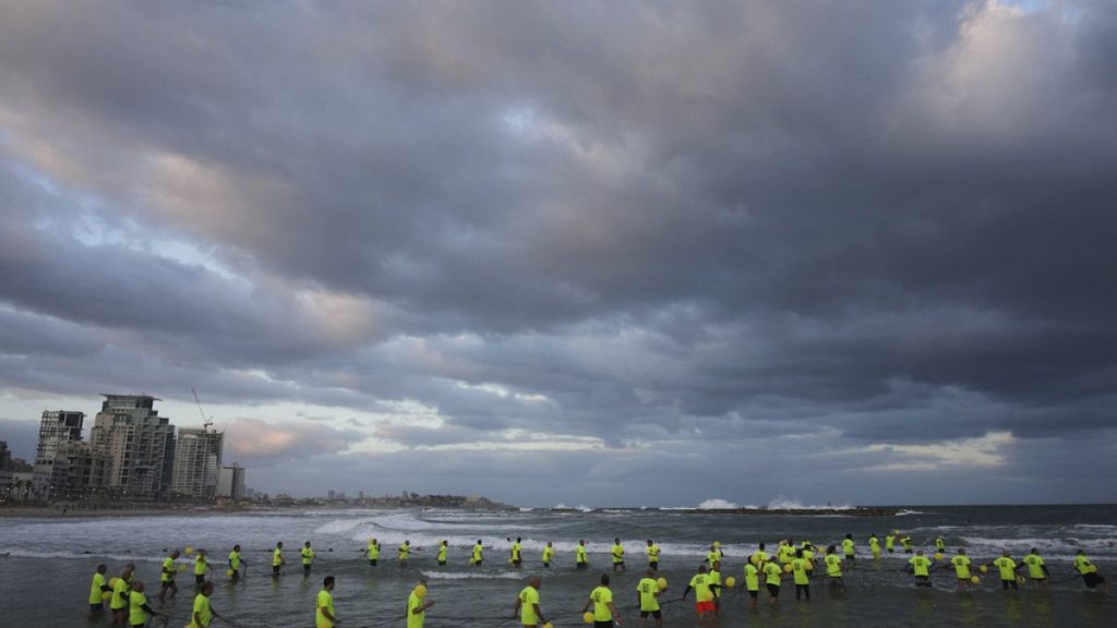 إسرائيل: سلاسل بشرية وبالونات صفراء بمناسبة مرور 600 يوم على احتجاز الرهائن لدى حماس