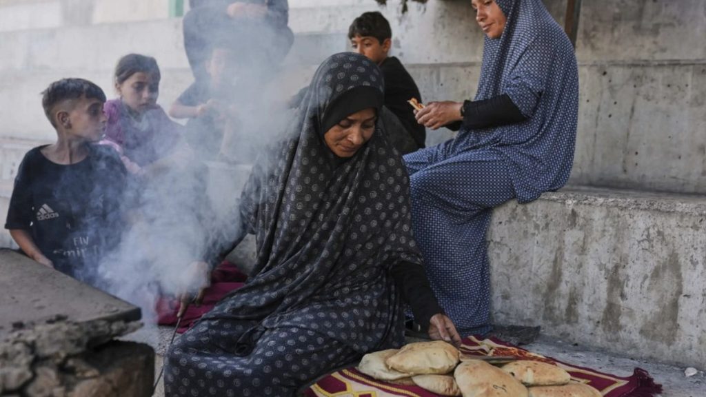 غزة تُطحن بين الجوع والحصار والحرب.. والسكان ينخلون الدقيق الفاسد لإنقاذ أطفالهم