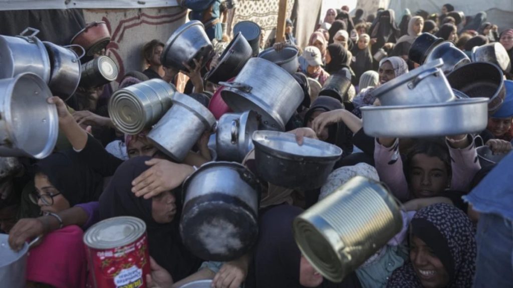 غزة تواجه خطر المجاعة بسبب الحصار: الآلاف يعودون من المطابخ الخيرية بأوعية فارغة