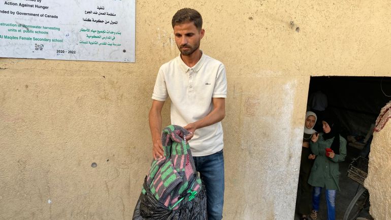 النازح أحمد أبو اسحق باع دراجته الهوائية ومقتنيات أخرى لشراء الطحين والحليب لأسرته وأطفاله-رائد موسى-خان يونس-الجزيرة نت