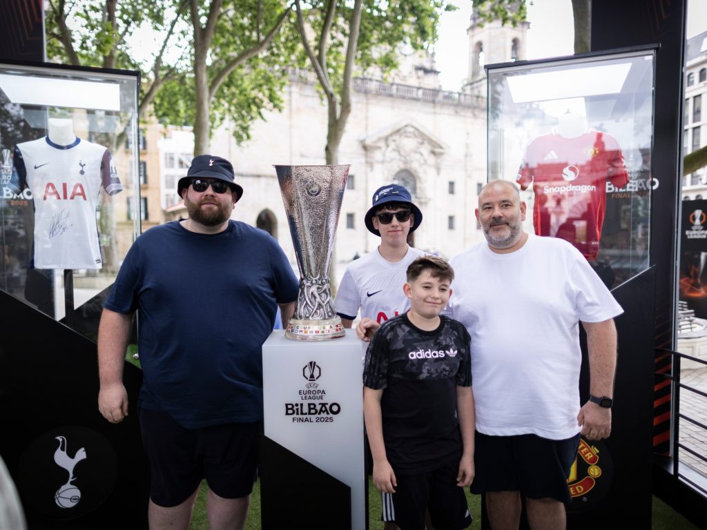 عشرات آلاف المشجعين الإنجليز يتوافدون على بلباو لحضور نهائي الدوري الأوروبي