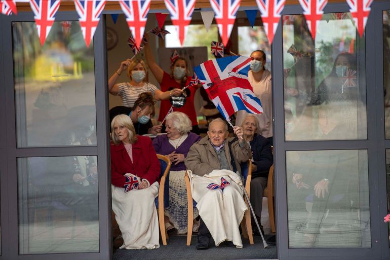 Residents wait to greet Britain's Catherine, Duchess of Cambridge and Britain's Prince William, Duke of Cambridge as they visit Cleve Court Care Home in Bath in south west England to pay tribute to the efforts of care home staff throughout the COVID-19 pandemic, on December 8, 2020, on the final day of engagements on their tour of the UK. During their trip, their Royal Highnesses hope to pay tribute to individuals, organisations and initiatives across the country that have gone above and beyond to support their local communities this year. (Photo by Paul Grover / POOL / AFP)