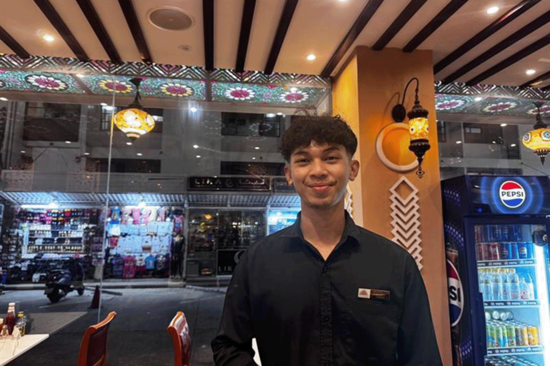 ريان فطاني تايندي مسلم عاش طفولته في السعودية / يعمل في مطعم سبأ اليمني في بانكوك / تايلند / تصوير أنس زكي - الجزيرة نت