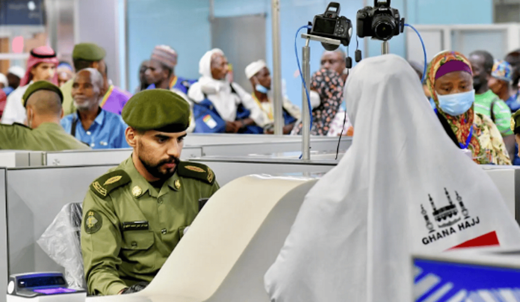 جوازات مطار الأمير محمد بن عبدالعزيز تستقبل أولى رحلات ضيوف الرحمن القادمين من غانا