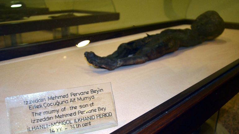 من يزور متحف ولاية أماسيا شمالي تركيا، فإنه لن يفوّت عليه حتما رؤية مومياوت تعود لمسلمين عاشوا بالقرن الرابع عشر، في فترة الدولة الإيلخانية المغولية. وتعد المومياوات العائدة لـ8 أشخاص بينهم 4 أطفال، من أثمن مقتنيات المتحف الذي زاره، العام الماضي، 68 ألف زائر. وفي حديث للأناضول، قال مدير المتحف جلال أوزدمير، إن المومياوات تعود لـ"ناظر الأناضول شهزداة جومودار، وأمير أماسيا إيشبوغا نويان، وعزالدين محمد برفانه باي الذي حكم أماسيا، وزوجته وأطفاله الأربعة".