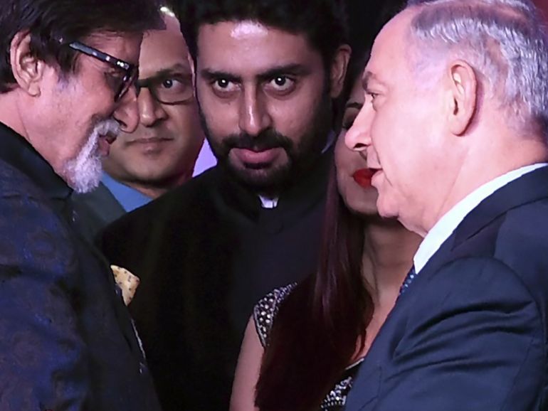 Bollywood actor Amitabh Bachchan (L) speaks with Israeli Prime Minister Benjamin Netanyahu at the Shalom Bollywood event in Mumbai on 18 January