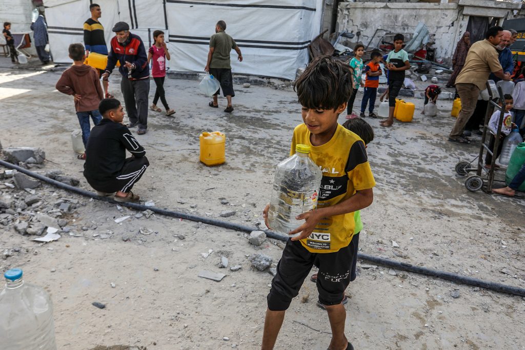 مياه ملوثة وحر قاتل.. نازحو غزة يواجهون العطش وأوضاعا حياتية مستحيلة