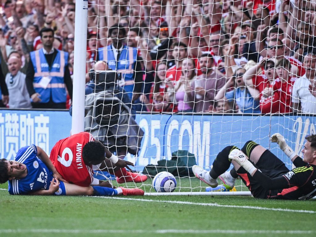 شاهد.. أوونيي لاعب نوتنغهام فوريست في غيبوبة بعد إصابته بمباراة ليستر سيتي