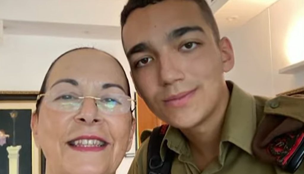 هآرتس: آلة نتنياهو السامة تهاجم المحتجز السابق عيدان ألكسندر وعائلته