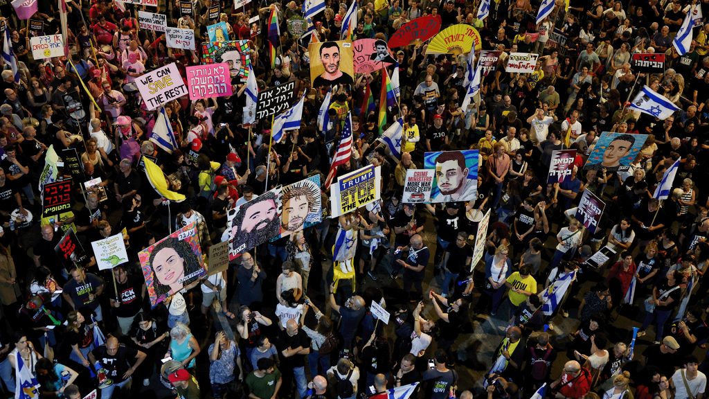 آلاف الإسرائيليين يتظاهرون لوقف الحرب وعائلات الأسرى تصف نتنياهو بـ”العدو”
