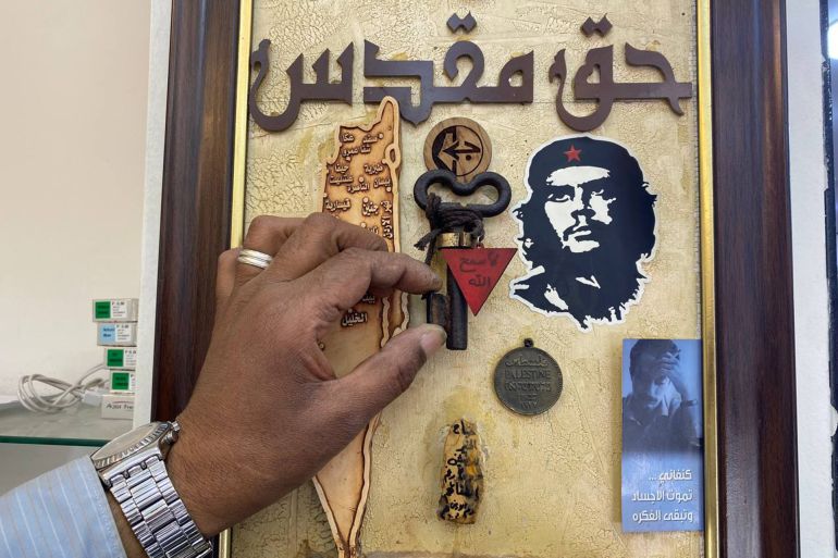 حق العودة حق مقدس .. بهذه الكلمات يؤكد إحسان لزبائنه من أبناء مخيم الوحدات.. الجزيرة نت