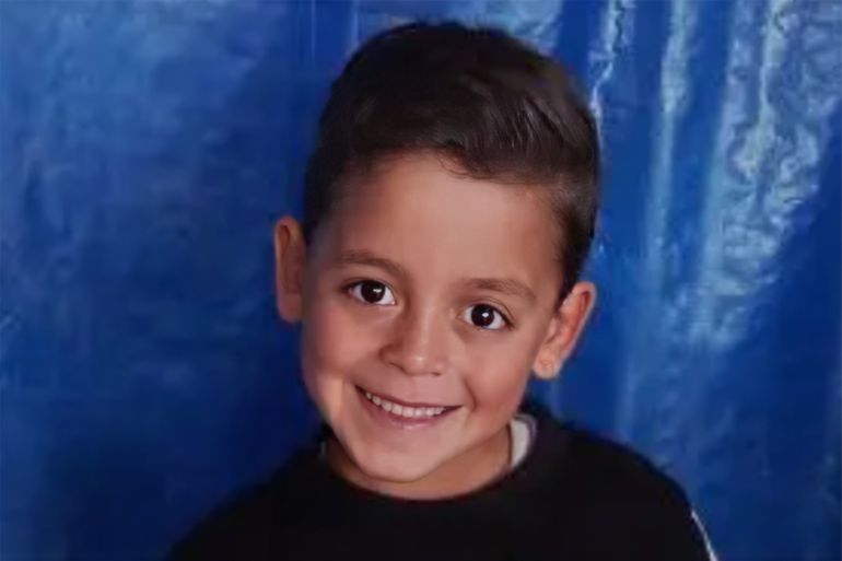 الطفل محمد حجازي (٧ أعوام) الذي فقد بصره نتيجة جسم مشبوه صادفه بين الركام أثناء لهوه أسفل منزله في جباليا (قبل وبعد الإصابة)