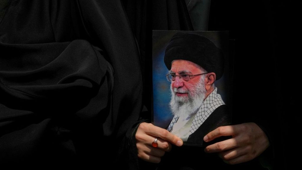 الأحداث تتسارع والضربات في تزايد.. هل تنذر المؤشرات بنهاية وشيكة للنظام الإيراني؟