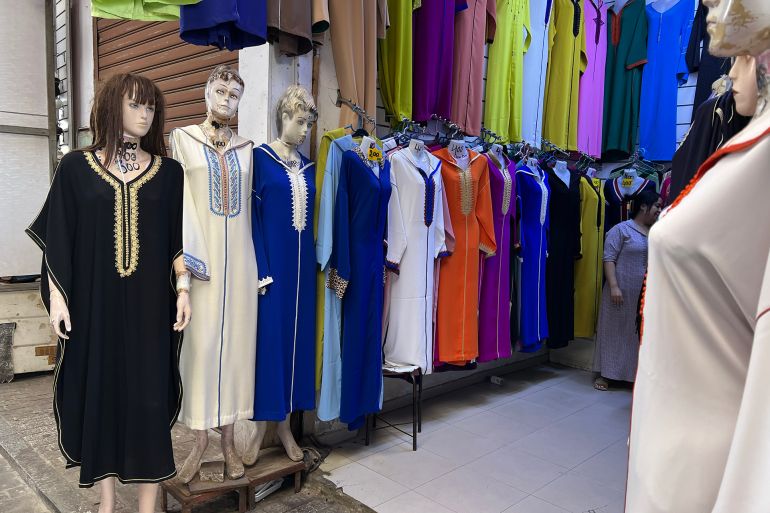 المغرب/ الرباط / سناء القويطي/ ملابس تقليدية معروضة للبيع في سوق المدينة القديمة الرباط/