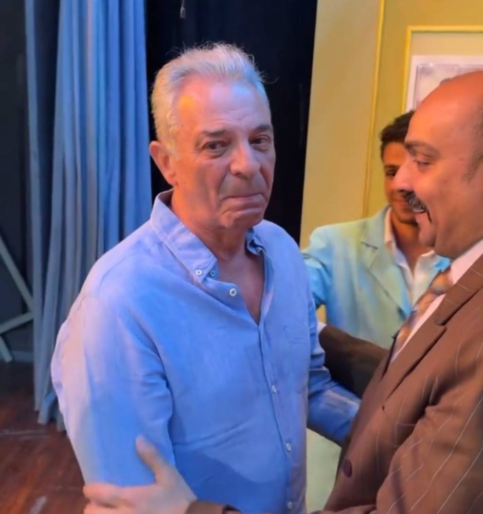 بكاء وتأثر محمود حميدة أثناء مشاهدته العرض المسرحي بمسرح الهناجر.. ما السبب؟