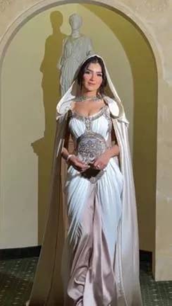 مي عمر تتألق بإطلالة قرطاجية تخطف الأنظار في تونس