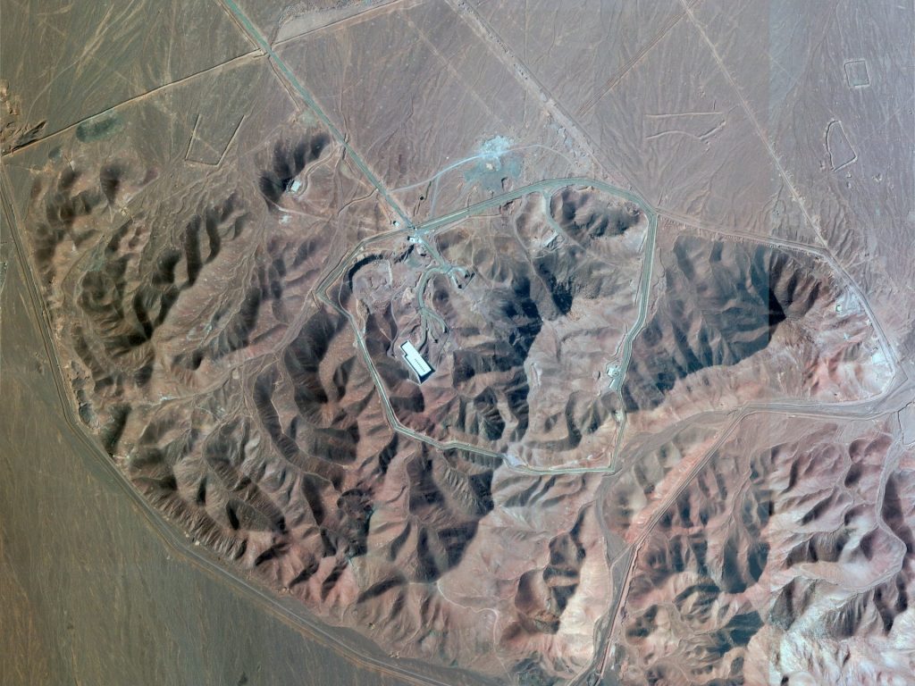 إسرائيل تقصف بوشهر والقائد الجديد للحرس الثوري يتوعدها بأول ظهور له