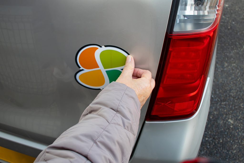 كيف تزيل ملصقات السيارة دون إتلاف الطلاء أو الزجاج؟ إليك الطرق المثلى