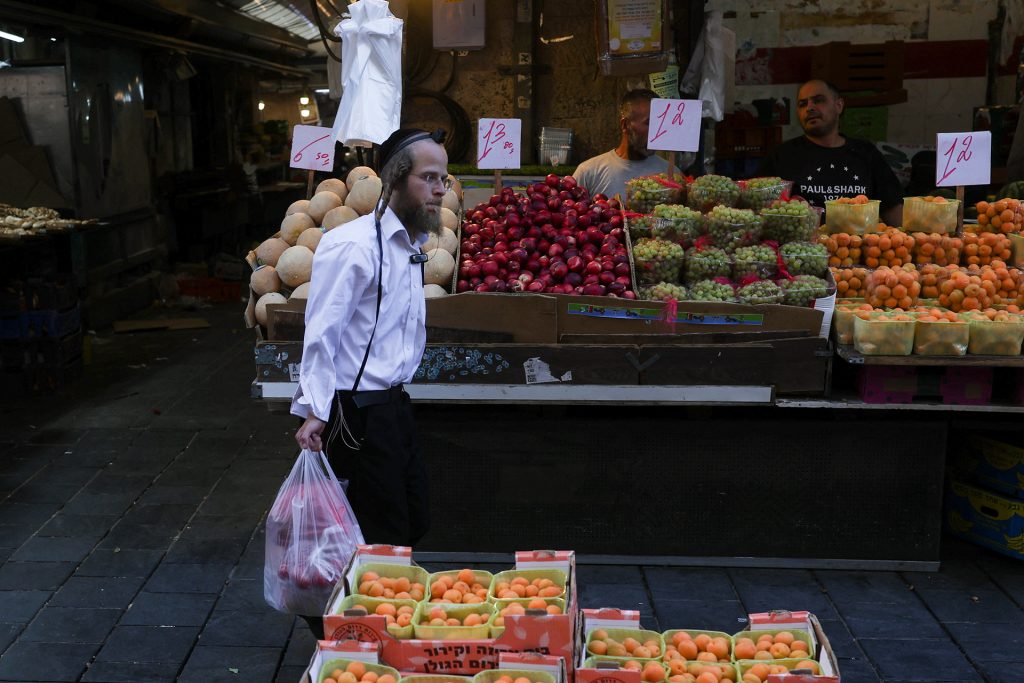 إسرائيل بعد الهجوم على إيران.. تهافت على المتاجر و ارتباك في الأسواق