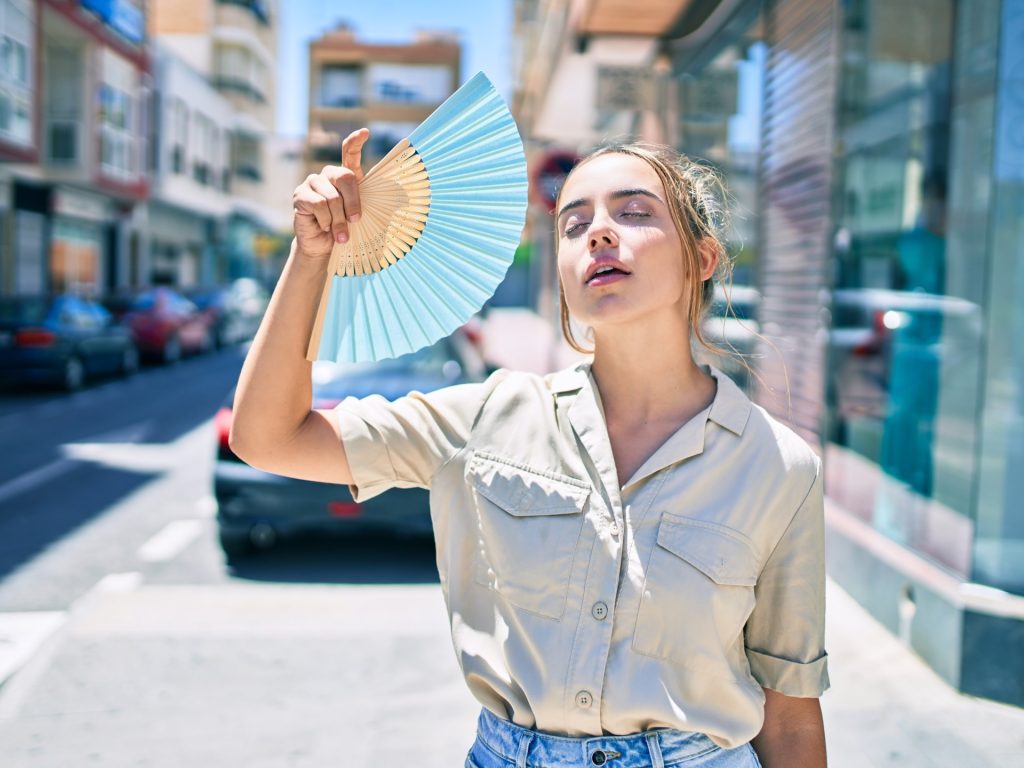 كيف تقلل التعرق في الصيف؟ حلول غذائية وعملية فعالة