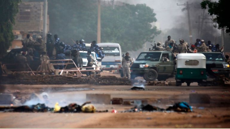 مشاهد جديدة من فض اعتصام القيادة العامة بالخرطوم