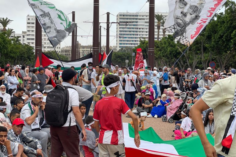 الصورة 1: مغاربة مضربون عن الطعام يعتصمون قرب القنصلية الأمريكية بالدار البيضاء