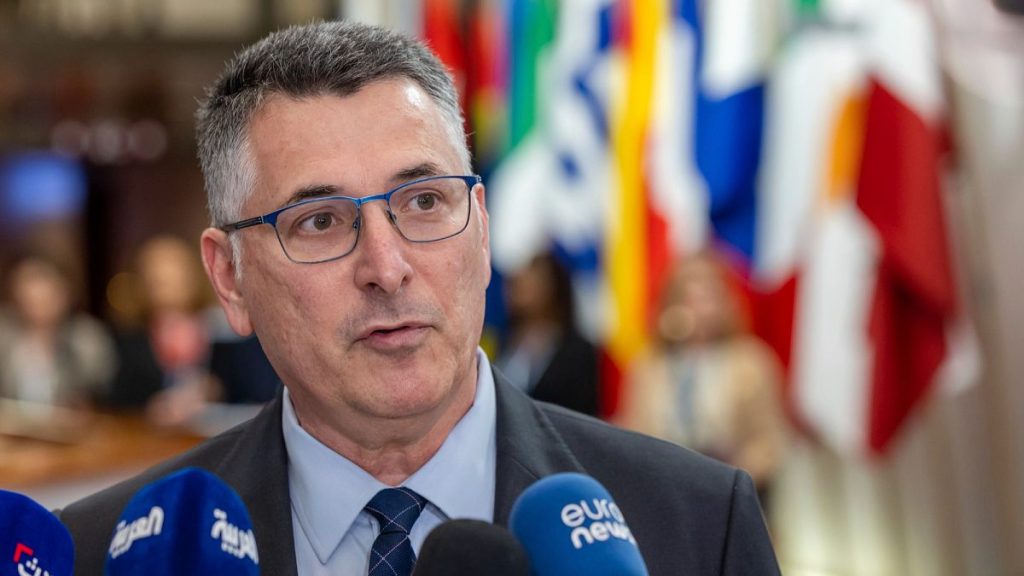 إسرائيل ترد على إعلان الاتحاد الأوروبي تعليق المدفوعات الثنائية.. ساعر: “تصرف غير مقبول بين الشركاء”