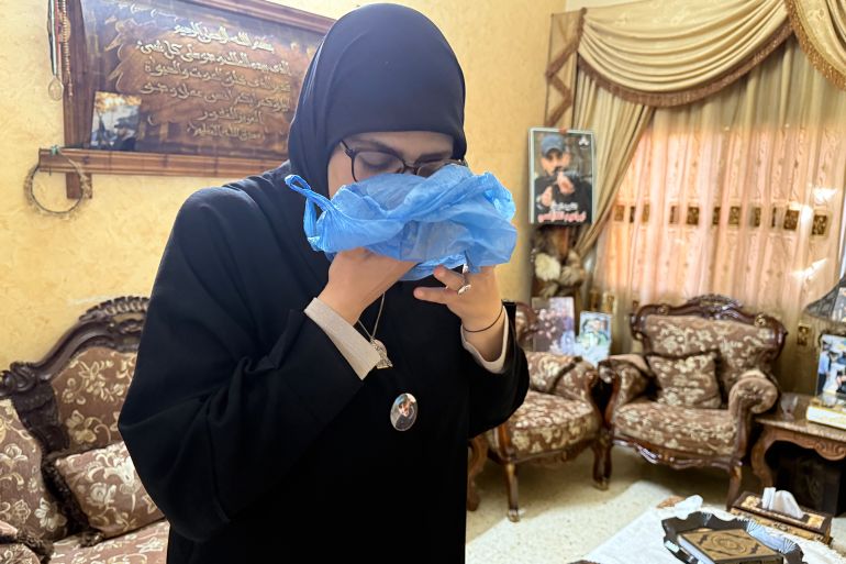 والدة الشهيد ابراهيم النابلسي تستعرض قبعته التي كان يرتديها بمواجهته الأخيرة وتشمها وتجلس بين صوره ومقتنياته