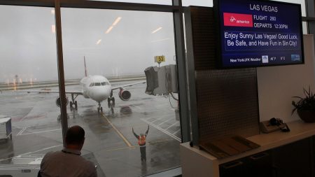 احتجاز معلق سياسي بريطاني في أميركا بعد انتقاده إسرائيل يشعل جدلًا واسعًا حول حرية التعبير