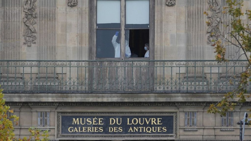 ماذا نعرف عن عملية سرقة متحف اللوفر في باريس؟