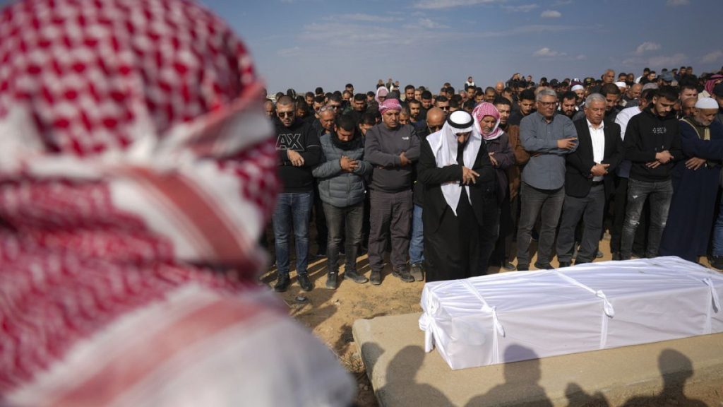 إسرائيل تتسلم جثة بدوي خدم في الجيش وقُتل في غزة.. ماذا نعرف عن العلاقة بين تل أبيب وهذه الأقلية؟