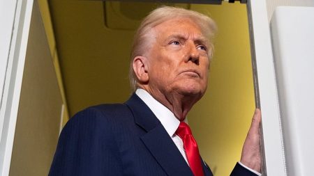 رغم إصراره على تحقيق “أعلى الأرقام”.. شعبية ترامب تتراجع إلى أدنى مستوياتها