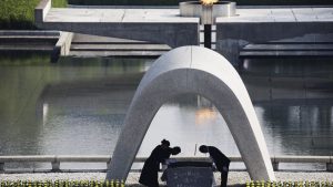 رئيس بلدية ناغاساكي وضحايا القنبلة يحذّرون: قرار ترامب النووي يهدد جهود نزع السلاح