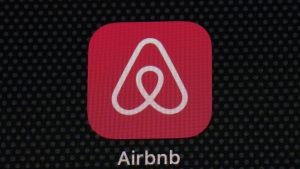 أيرلندا: القضاء يلزم الشرطة بإعادة النظر في أنشطة Airbnb داخل المستوطنات في الضفة الغربية