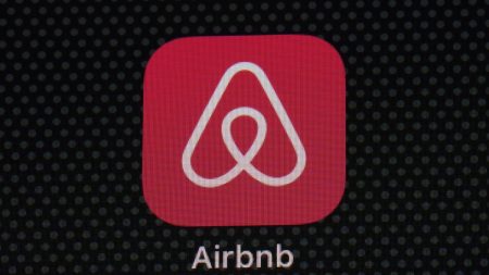 أيرلندا: القضاء يلزم الشرطة بإعادة النظر في أنشطة Airbnb داخل المستوطنات في الضفة الغربية