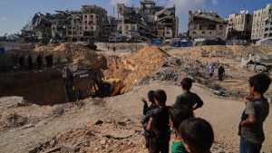 فيديو. دفن عشرات الفلسطينيين في غزة بعد إعادة إسرائيل الجثامين