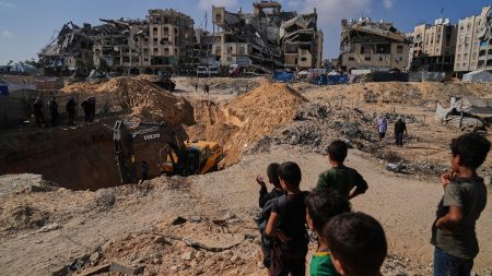 فيديو. دفن عشرات الفلسطينيين في غزة بعد إعادة إسرائيل الجثامين