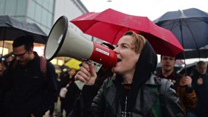 “شرطة الأخلاق” بنسختها الأوروبية.. جدل في بولندا بعد ظهور دوريات تراقب لباس النساء