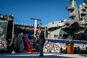 ترمب يرقص مجدداً.. احتفال عفوي للرئيس الأمريكي مع بحارة بلاده في اليابان