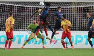 إنغويسا يقود نابولي لانتصار صعب خارج ملعبه