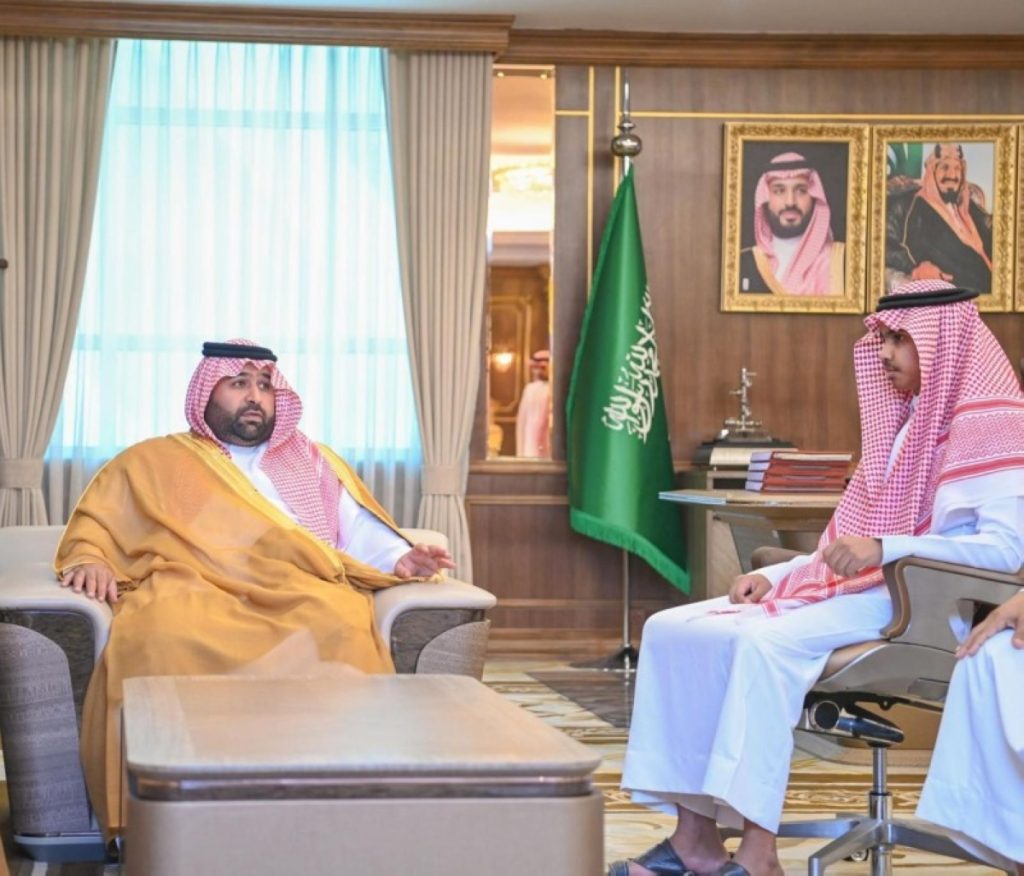 أمير جازان يستقبل مواطناً لتنازله عن قاتل والده