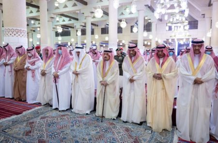 أمير الرياض يؤدي صلاة الميت على الأمير خالد بن محمد آل سعود