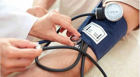 استشاري: 5 عوامل تؤدي إلى تذبذب ضغط الدم