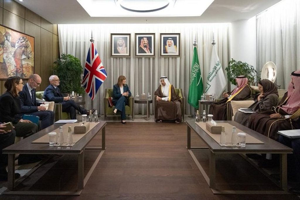 الفالح يبحث تعزيز التعاون الاستثماري مع وزيرة الخزانة البريطانية