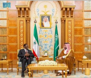 ولي العهد يبحث العلاقات الثنائية والتعاون المشترك مع رئيس غينيا الإستوائية