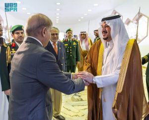 رئيس وزراء باكستان يغادر الرياض وفي مقدمة مودعيه نائب أمير المنطقة
