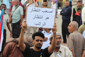 تأخر صرف الرواتب الحكومية باليمن يزيد الضغوط الاقتصادية